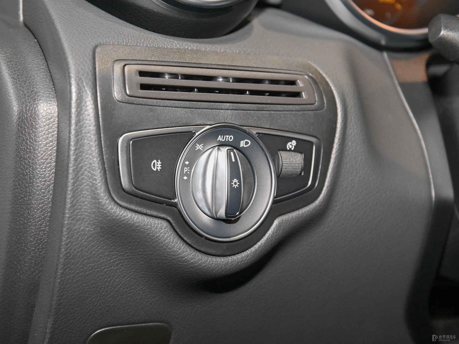 2021款奔馳GLC 260 4MATIC轎跑SUV內飾 智能科技與家用電器般的便捷體驗